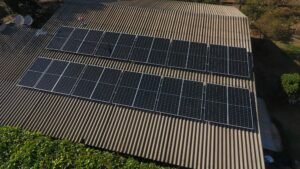 Instalación de paneles solares en techo residencial en Colombia