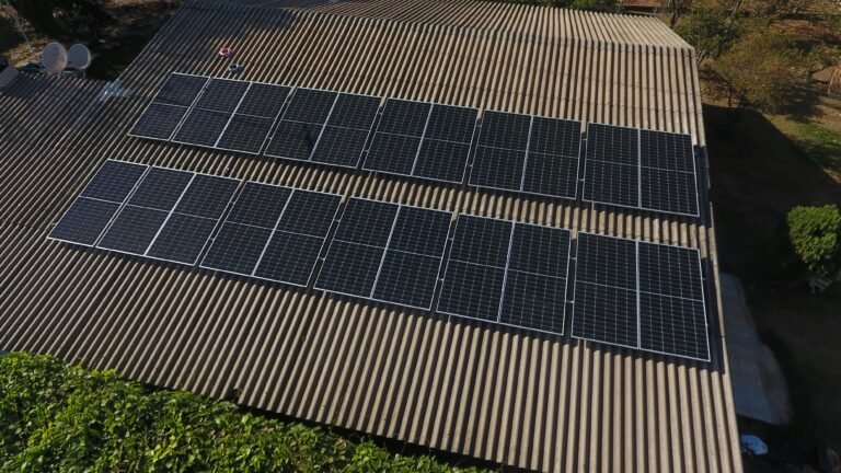¿Cuánto cuesta instalar paneles solares en Colombia en 2026? 1 Instalación de paneles solares en techo residencial en Colombia