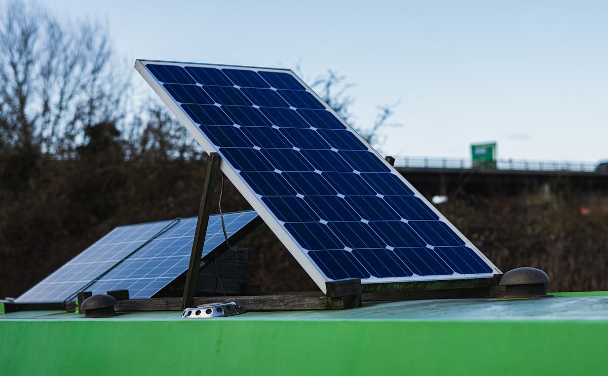 Panel solar instalado en el campo para alimentar un sistema de bombeo solar en Colombia