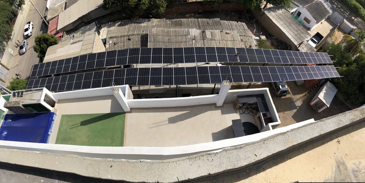 Home 2 Filas largas de paneles solares sobre la cubierta plana de una edificación